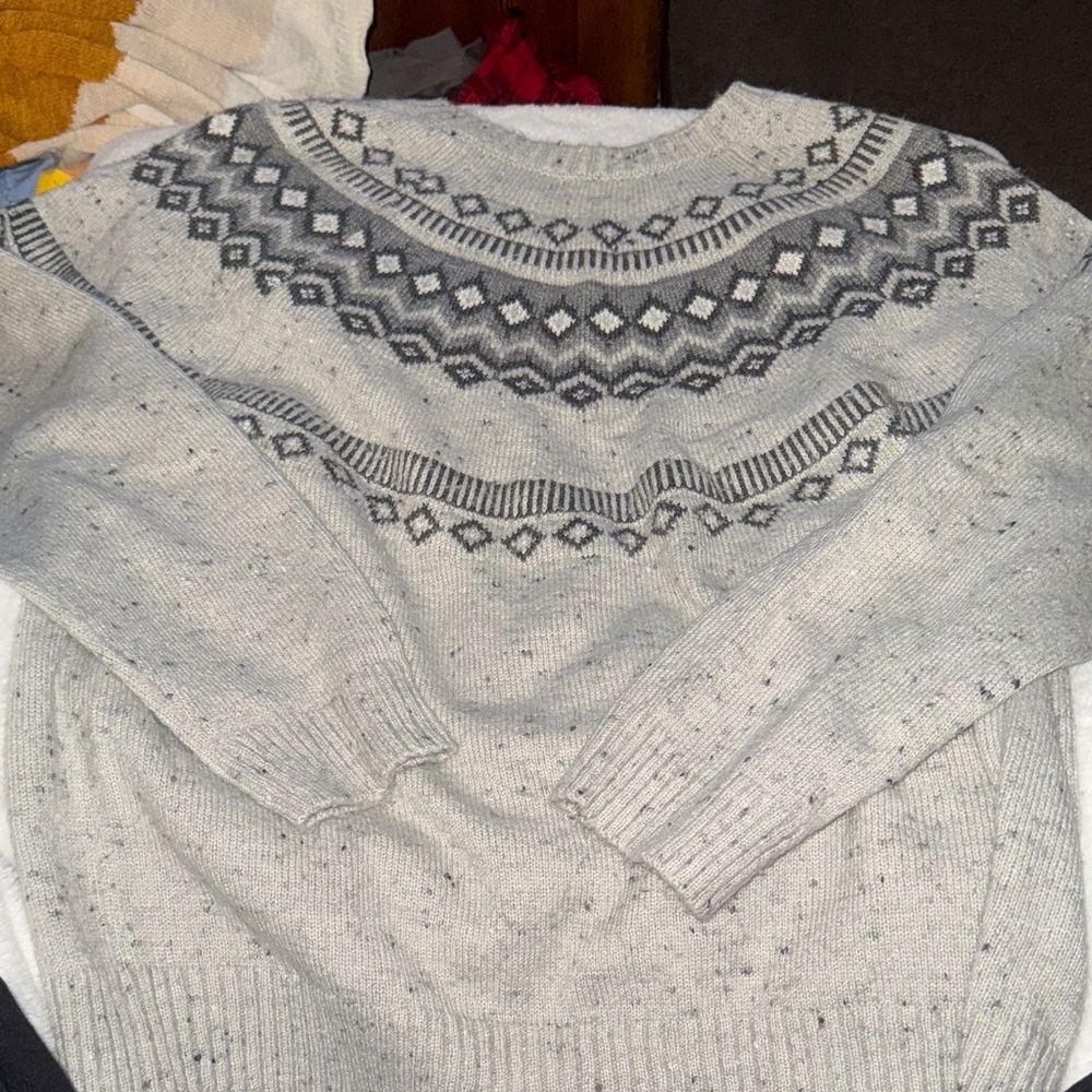 Weatherproof women’s Sweater with Gray Geometric Design size large